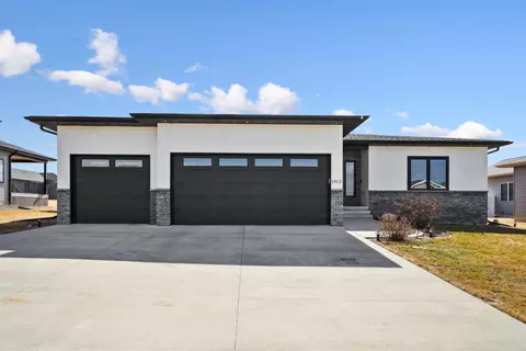 1912 Donald Dr, Cedar Falls, IA 50613