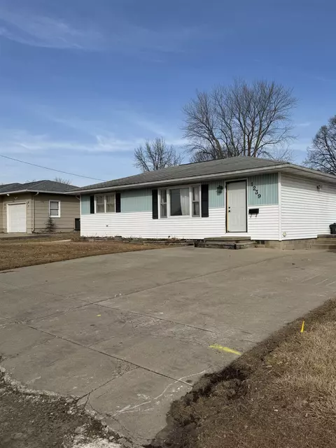 1239 S Hackett Rd, Waterloo, IA 50702