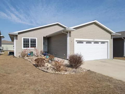 5674 Summerland Dr, Waterloo, IA 50701