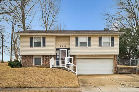 2911 Lovejoy Dr, Cedar Falls, IA 50613