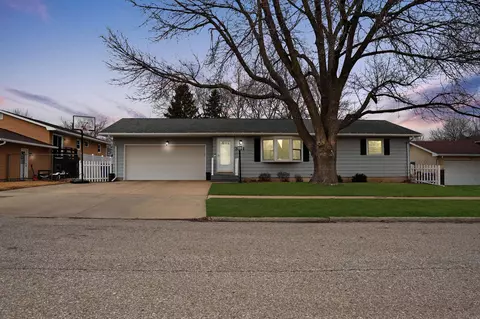3111 Violet Dr, Waterloo, IA 50701