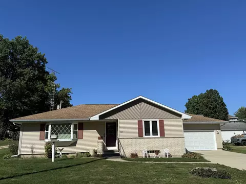 325 10th St, Aplington, IA 50604