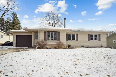 212 Country View Dr, Hudson, IA 50643