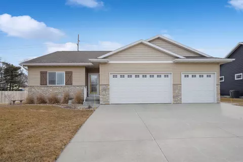4715 Yellowstone Dr, Waterloo, IA 50701