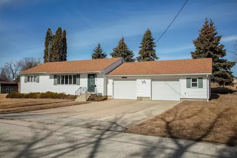 166 Lakeshore Dr, Nashua, IA 50658