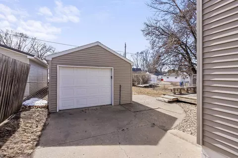 1150 E Mitchell Ave, Waterloo, IA 50702 photo 3