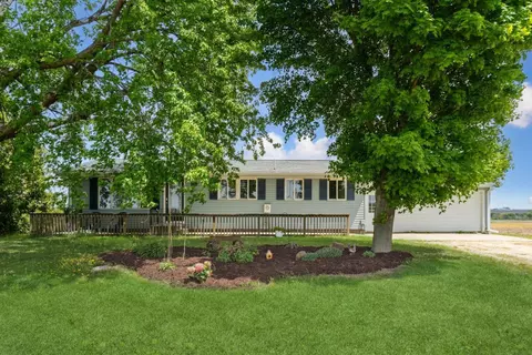 1944 Reed Ave, Winthrop, IA 50682