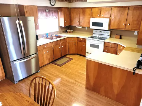 417 E 4th St, Readlyn, IA 50668 photo 2