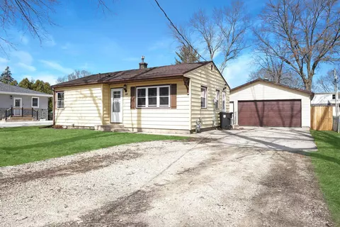 1009 Maple St, Cedar Falls, IA 50613 photo 2