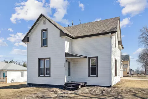 208 Center St, Reinbeck, IA 50669