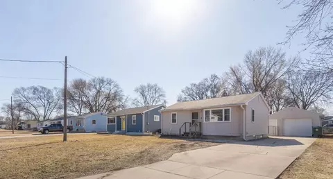1633 Huntington Rd, Waterloo, IA 50701