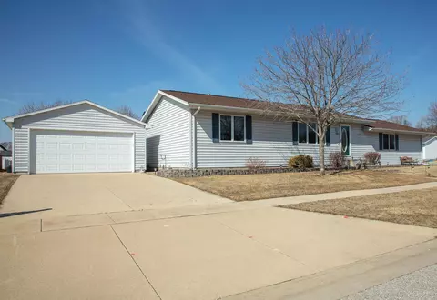 1004 Heartland Hills Dr, Waterloo, IA 50701