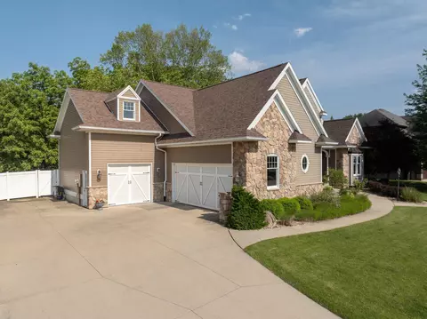 1205 Eagle Ridge Rd, Cedar Falls, IA 50613 photo 2