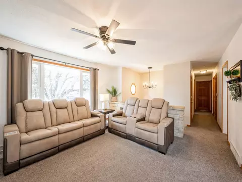 202 N Linn Dr, Coggon, IA 52218