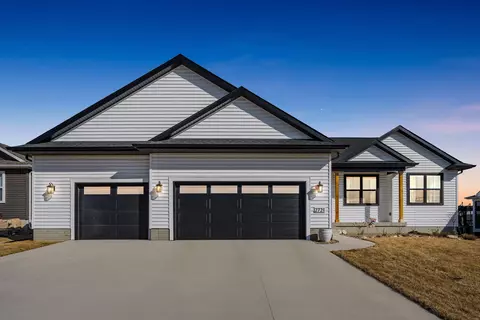 2721 Arbor Ridge Rd, Cedar Falls, IA 50613