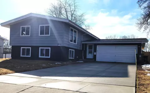 1104 Higby Dr, Cedar Falls, IA 50613