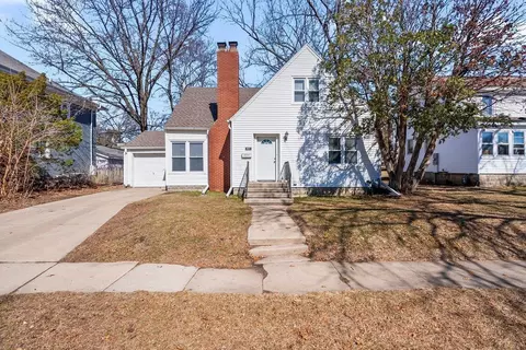 921 W 19th St, Cedar Falls, IA 50613