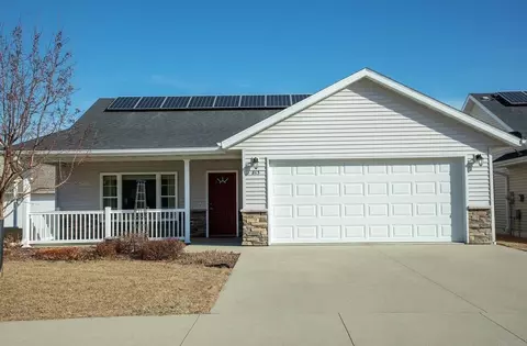 813 9th St, Charles City, IA 50616