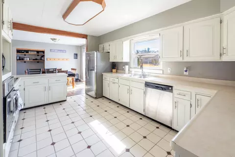417 Devonshire Dr, Waterloo, IA 50701 photo 6