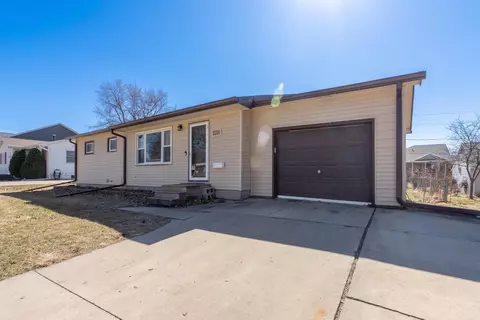 417 Devonshire Dr, Waterloo, IA 50701