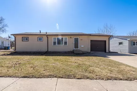 417 Devonshire Dr, Waterloo, IA 50701 photo 2