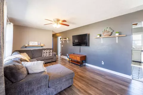 417 Devonshire Dr, Waterloo, IA 50701 photo 3