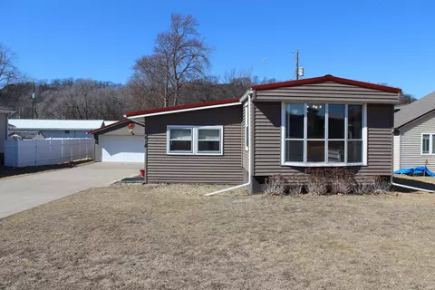 618 Sunset View St, Harpers Ferry, IA 52146