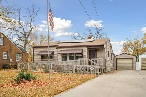 122 S Hackett Rd, Waterloo, IA 50701