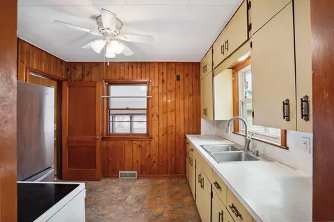 122 S Hackett Rd, Waterloo, IA 50701 photo 4