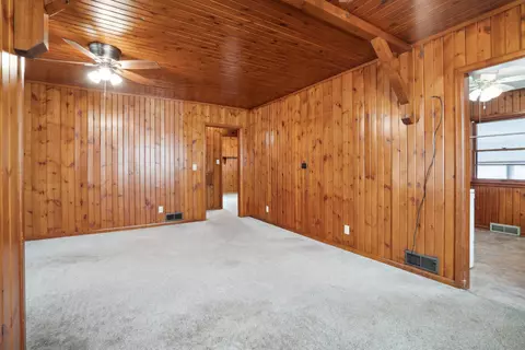 122 S Hackett Rd, Waterloo, IA 50701 photo 9
