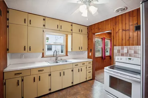 122 S Hackett Rd, Waterloo, IA 50701 photo 2
