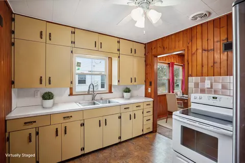 122 S Hackett Rd, Waterloo, IA 50701 photo 3