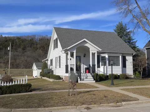 702 Winneshiek Ave, Decorah, IA 52101