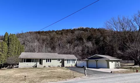 1662 Old Stage Rd, Decorah, IA 52101