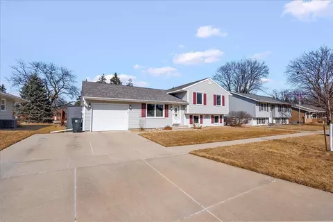 128 Bergstrom Blvd, Cedar Falls, IA 50613