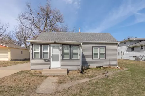 1409 4th St, Cedar Falls, IA 50613