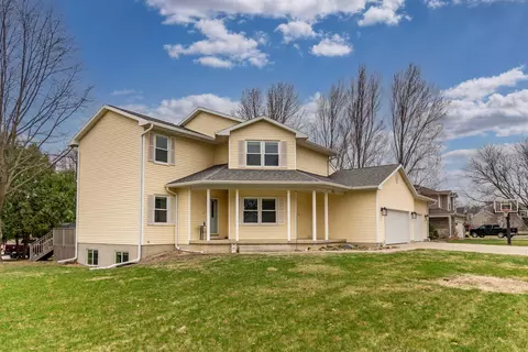 928 Lakeview Dr, Cedar Falls, IA 50613