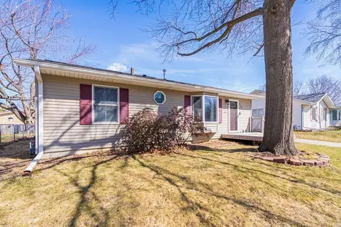 718 Lilac Ln, Cedar Falls, IA 50613