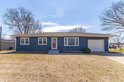 225 Oregon Rd, Cedar Falls, IA 50613