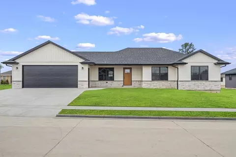 1036 10th St SW, Dyersville, IA 52040