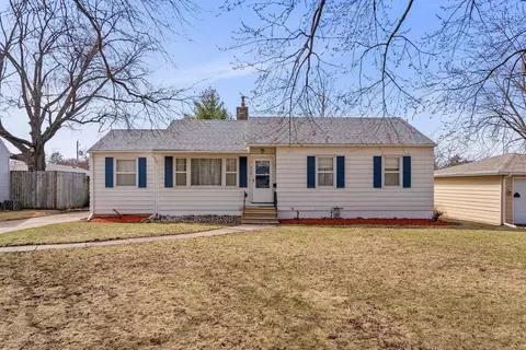 228 Derbyshire Rd, Waterloo, IA 50701