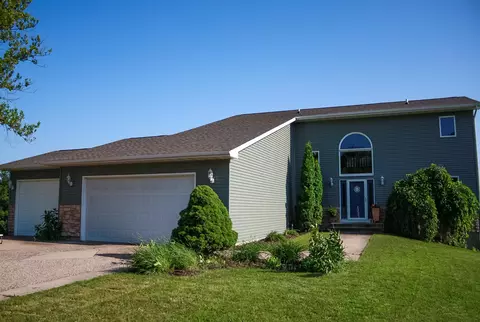 305 Southridge Dr, Waverly, IA 50677