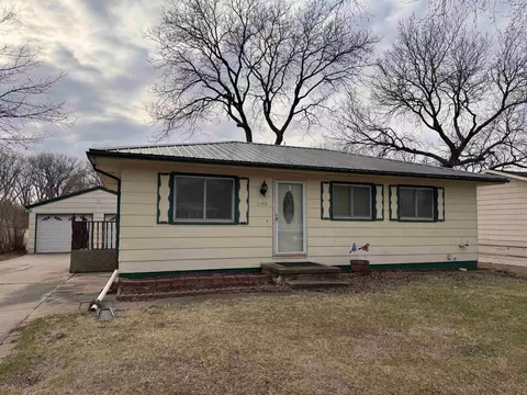 1140 Wren Rd, Waterloo, IA 50701