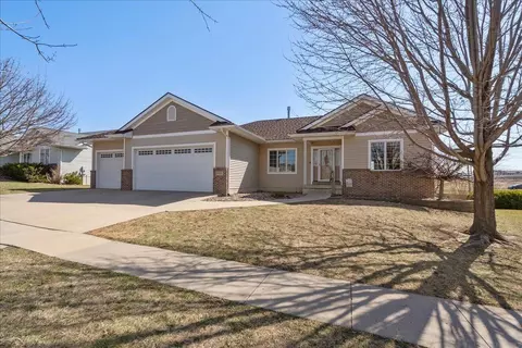 4411 Briarwood Dr, Cedar Falls, IA 50613