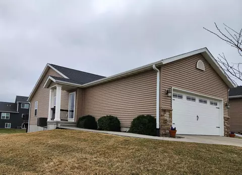 4021 Mourning Dove Dr, Waterloo, IA 50701