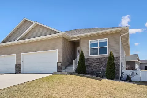 4709 Ironwood Dr, Cedar Falls, IA 50613