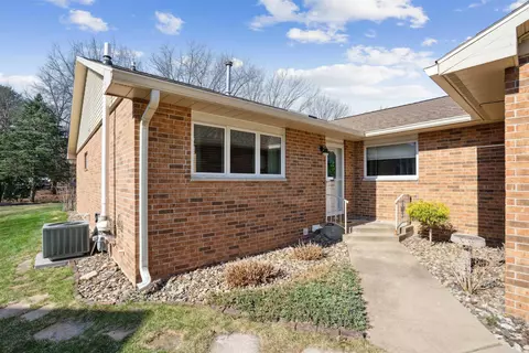 1901 Pinehurst Ln, Waterloo, IA 50701
