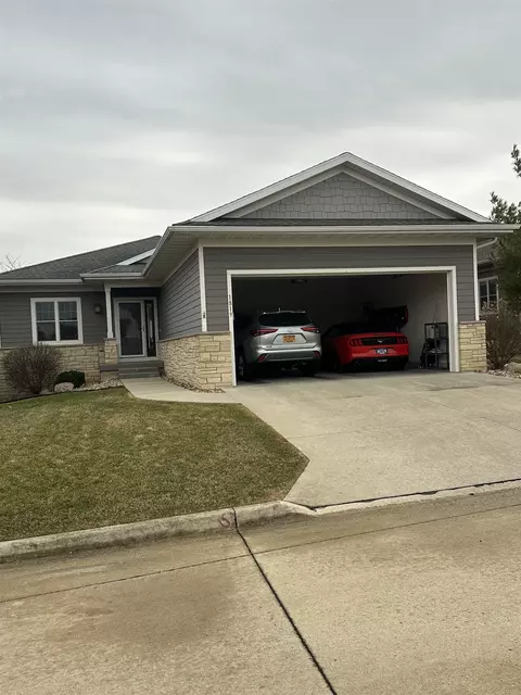 1819 Whispering Pines Cir, Cedar Falls, IA 50613
