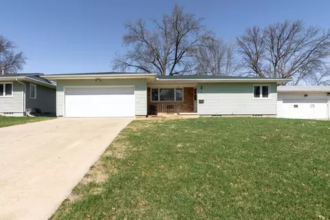 701 Locke Ave, Waterloo, IA 50702