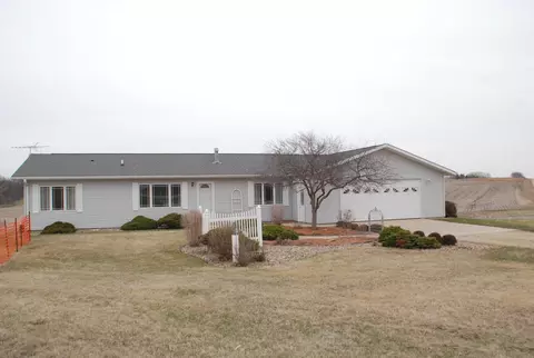 16598 Jade Rd, Fayette, IA 52142